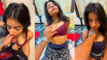 A beautiful girlfriend entices a lover to have sex.