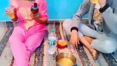 Girlfriend’s pussy beer party in XnXX MMS