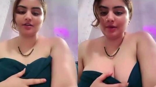 Pakistani Beauty’s Provocative Tease