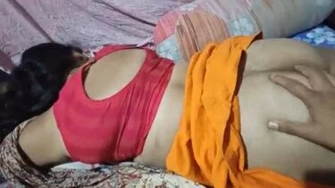 X Vedio Hindi: Indian aunt’s ass sleeping
